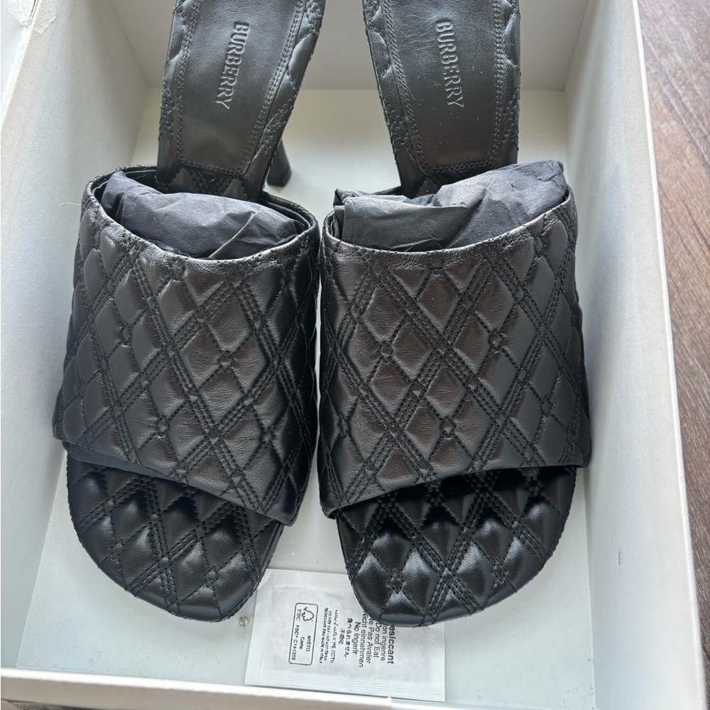 NWT Burberry Black Leather Quilt Mule Sandals Sz 41 - Picture 3 of 6